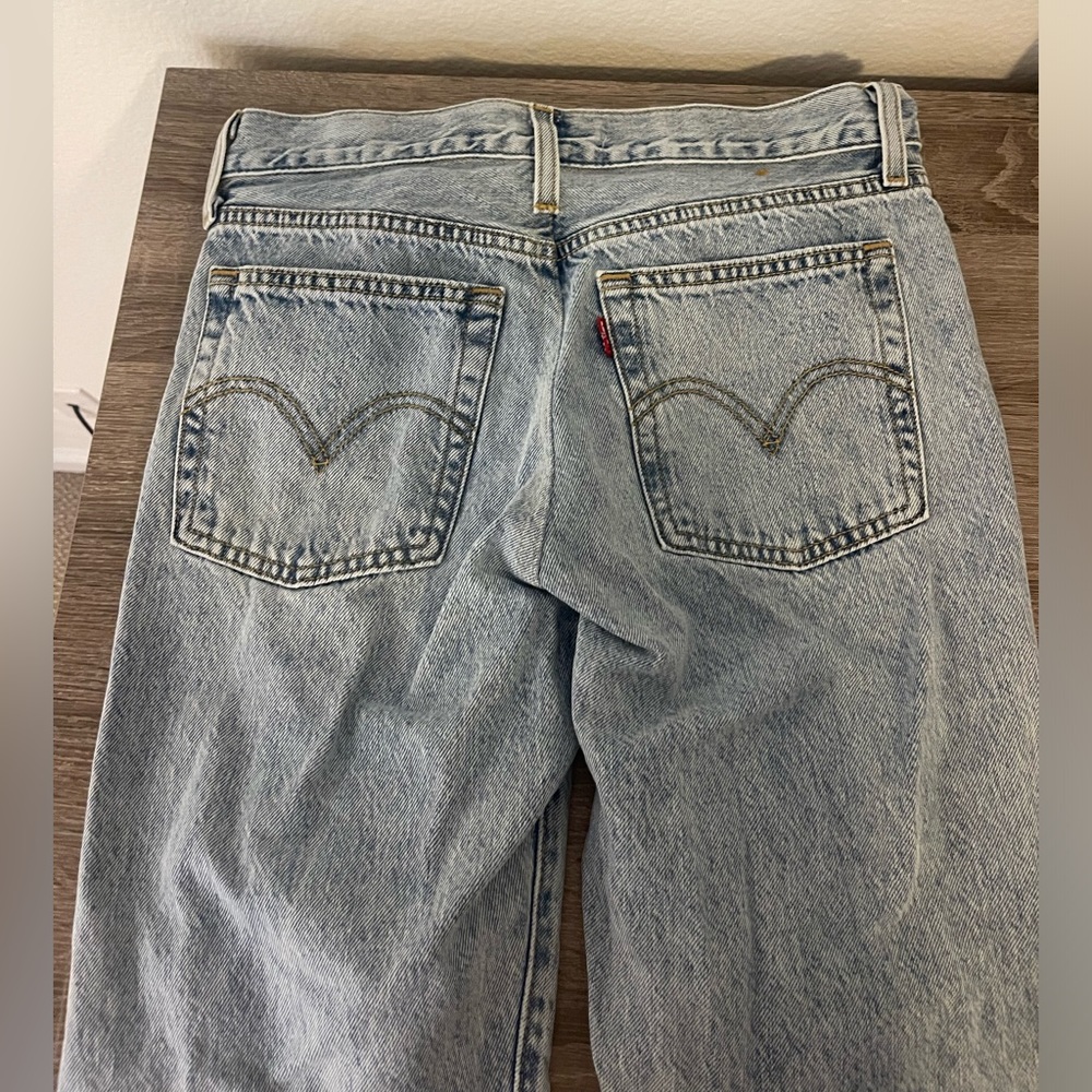 light wash levi’s straight jean